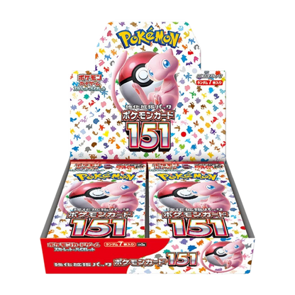 Pokémon Card 151 SV2a japansk boosterboks som åpen displayeske på transparent bakgrunn